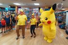"Jak dělá Pikachu? Pika, pika, pika!" Duo moderátorů rozjíždí show v prvním patře Luxoru. Společně s nimi tančí i performer v masce nejznámějšího Pokémona.