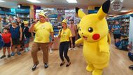 "Jak dělá Pikachu? Pika, pika, pika!" Duo moderátorů rozjíždí show v prvním patře Luxoru. Společně s nimi tančí i performer v masce nejznámějšího Pokémona.