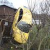 Auto zakliněné v chatce