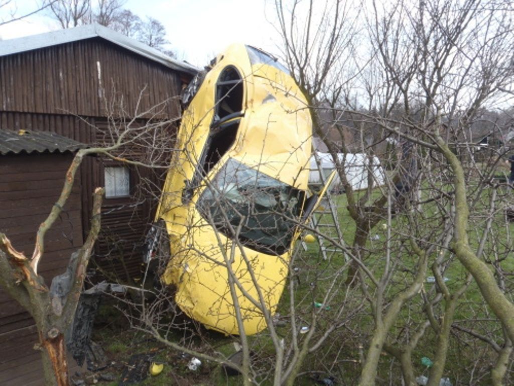 Auto zakliněné v chatce