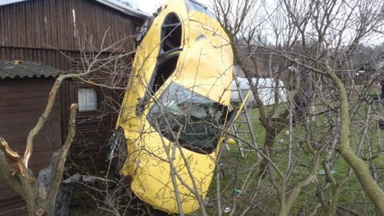 Foto: Hasiči nevěřili svým očím. Auto viselo z chatky