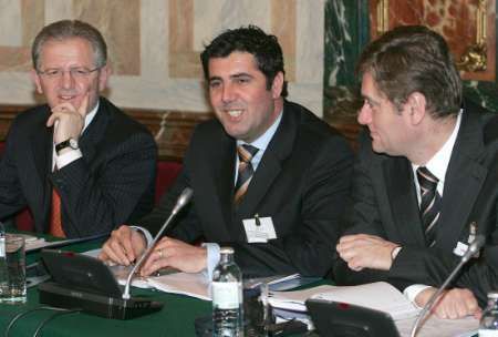 Delegace kosovských Albánců Skender Huseni, Lufti Haziri and Blerim Šala během dnešního vídeňského setkání.