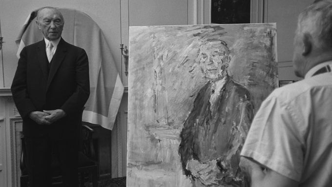 Německý kancléř Konrad Adenauer se nechává portrétovat malířem Oskarem Kokoschkou.