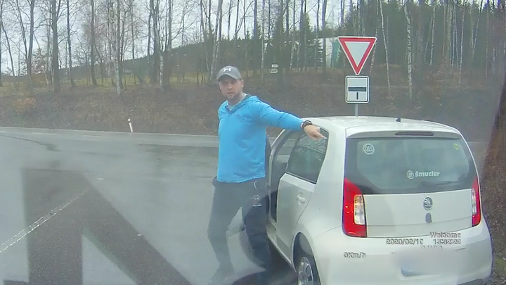Video: Muž z Vězeňské služby vybržďoval dodávku. Neunesl, že ji nemohl předjet
