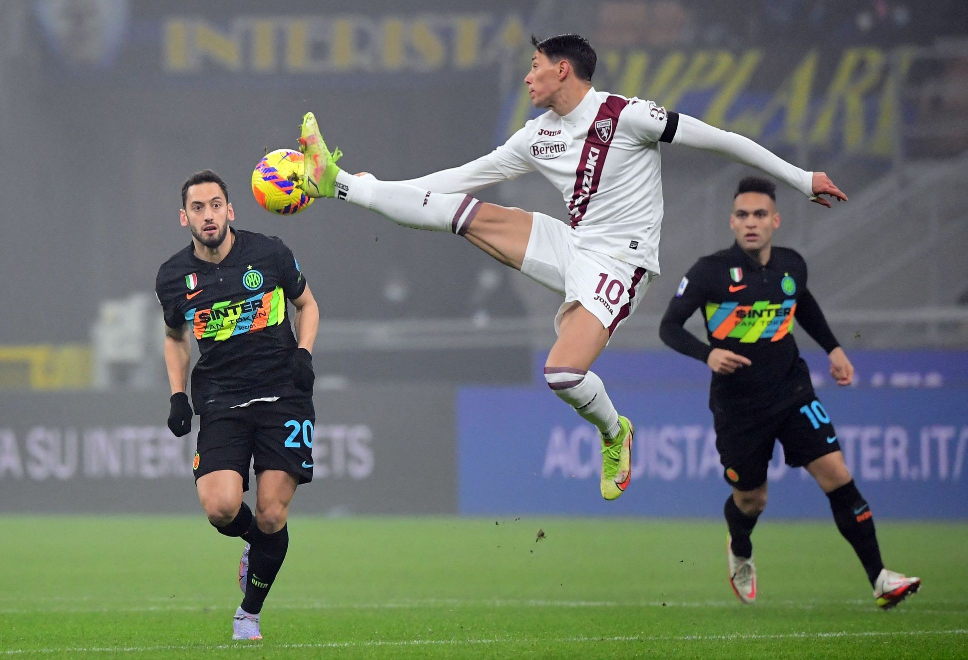 Saša Lukič z Turina v zápase Serie A s Interem Milán