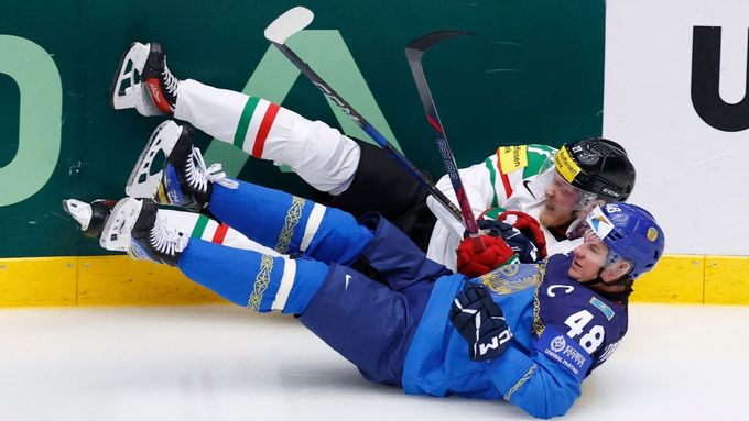 Henrik Nilsson z Maďarska a Roman Starčenko z Kazachstánu na MS v hokeji 2025