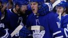 Mitch Marner (vpravo) slaví s parťáky vítězný zápas.