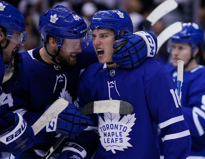 Mitch Marner (vpravo) slaví s parťáky vítězný zápas.