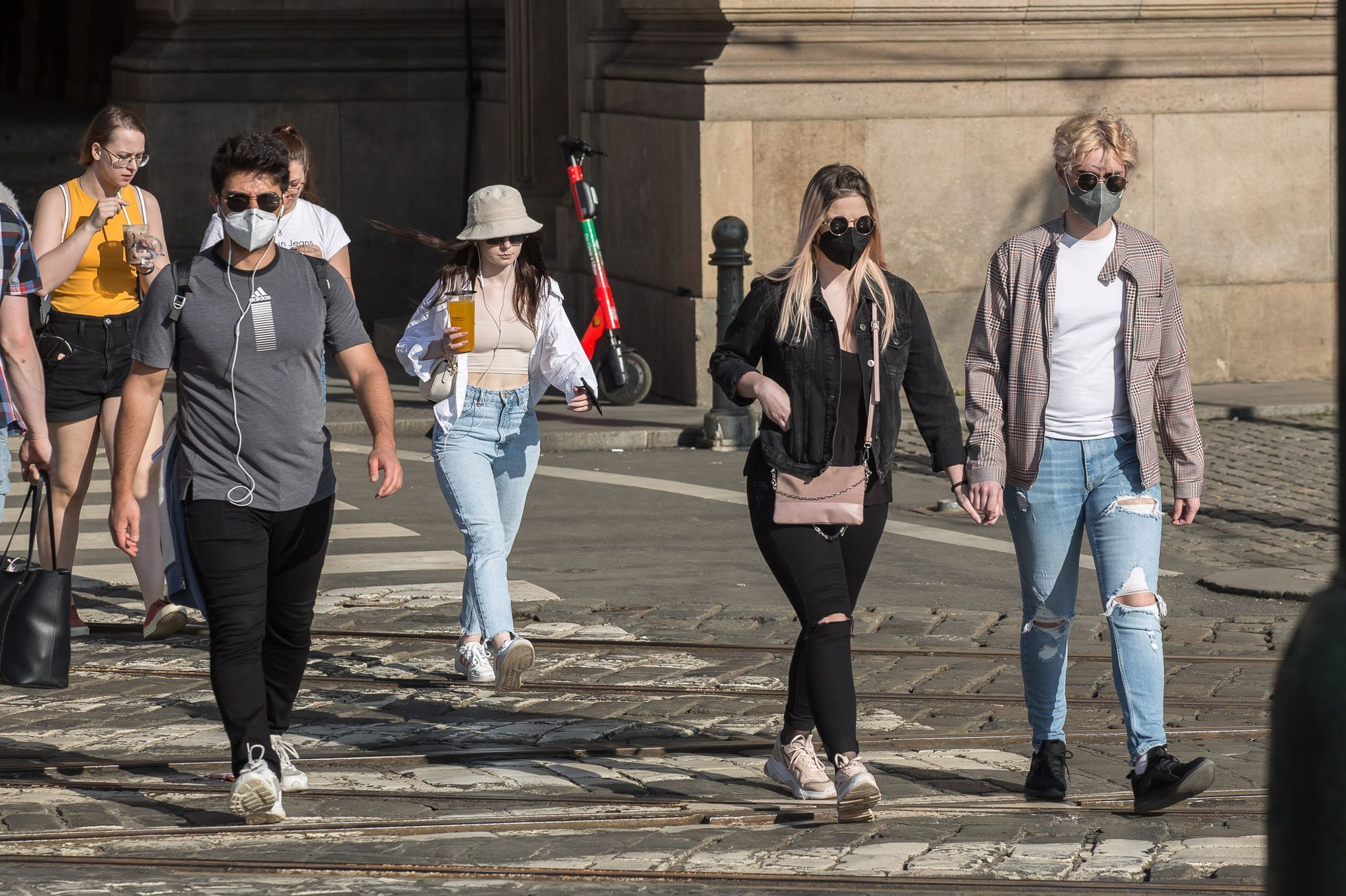 Lidé v ulicích Prahy a na Náplavce bez respirátorů, kontrola policie, koronavirus, covid-19, Náplavka, nábřeží