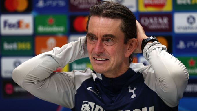 Kouč Tottenhamu Thomas Frank na tiskové konferenci před zápasem Ligy mistrů proti Slavii Praha