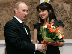 Ruský prezident Vladimir Putin blahopřeje sopranistce Anně Nětrebkové poté, co jí předal titul národní umělkyně, 2008.