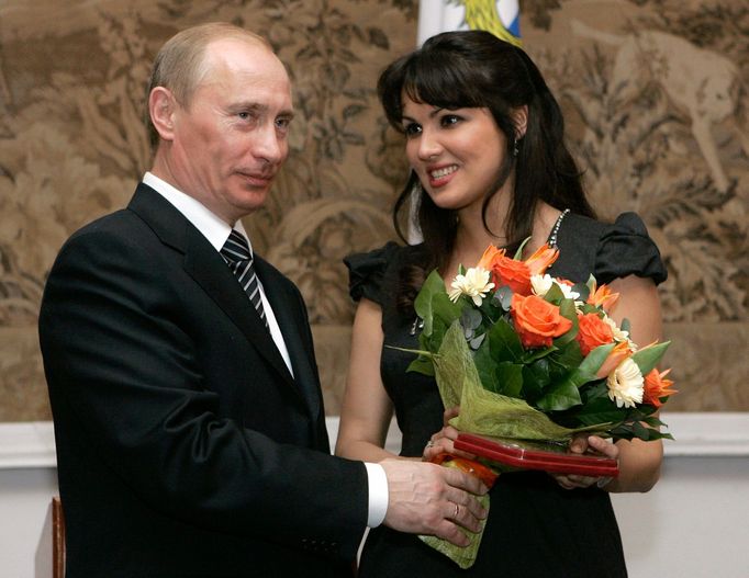 Ruský prezident Vladimir Putin blahopřeje sopranistce Anně Nětrebkové poté, co jí předal titul národní umělkyně, 2008.