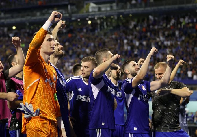 Fotbalisté Záhřebu slaví v Lize mistrů výhru nad Chelsea.