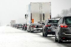 Sníh komplikuje dopravu v Česku. Stojí vlaky i autobusy, na dálnici D8 hrozí kolaps