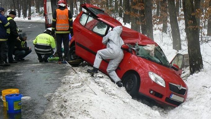 Auto, které převáželo přes 30 litrů kyseliny, havarovalo u Miřkova na Domažlicku.