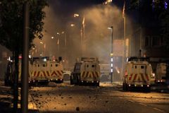 Belfast znovu vře. Pouliční boje pokračovaly druhou noc
