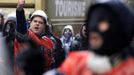 Arcelor Mittal workers from several Liege argue with riot policemen during a demonstration outside the Walloon Region parliament in Namur January 29, 2013. Arcelor Mittal, the world's largest steel producer, plans to shut a coke plant and six finishing lines at its site in Liege, Belgium, affecting 1,300 employees, the group said last week. REUTERS/Yves Herman (BELGIUM - Tags: CIVIL UNREST BUSINESS EMPLOYMENT COMMODITIES) TEMPLATE OUT Published: Led. 29, 2013, 1:53 odp.