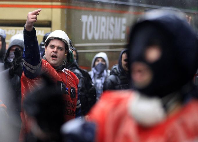 Arcelor Mittal workers from several Liege argue with riot policemen during a demonstration outside the Walloon Region parliament in Namur January 29, 2013. Arcelor Mittal, the world's largest steel producer, plans to shut a coke plant and six finishing lines at its site in Liege, Belgium, affecting 1,300 employees, the group said last week. REUTERS/Yves Herman (BELGIUM - Tags: CIVIL UNREST BUSINESS EMPLOYMENT COMMODITIES) TEMPLATE OUT Published: Led. 29, 2013, 1:53 odp.