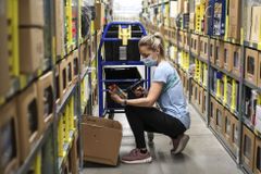 Amazon v Česku navyšuje mzdy. Skladníkům dá 182 korun za hodinu