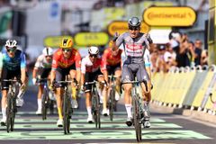 Philipsen vyhrál už třetí etapu na letošní Tour. Jeho africký soupeř spadl