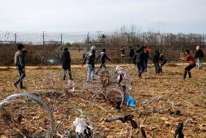 Migranti na řecko-turecké hranici.