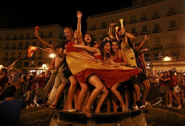 Fanoušci oslavují výhru Španělska na MS (Madrid)