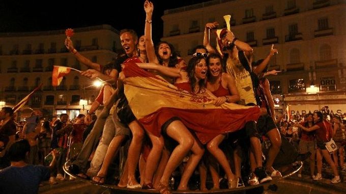 Obrazem: Španělský triumf oslavovali v Havaně i Madridu