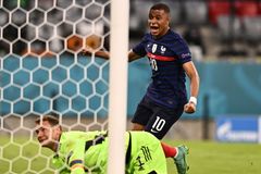 Francie slaví výhru nad bezzubým Německem. Rozhodl vlastní gól Hummelse