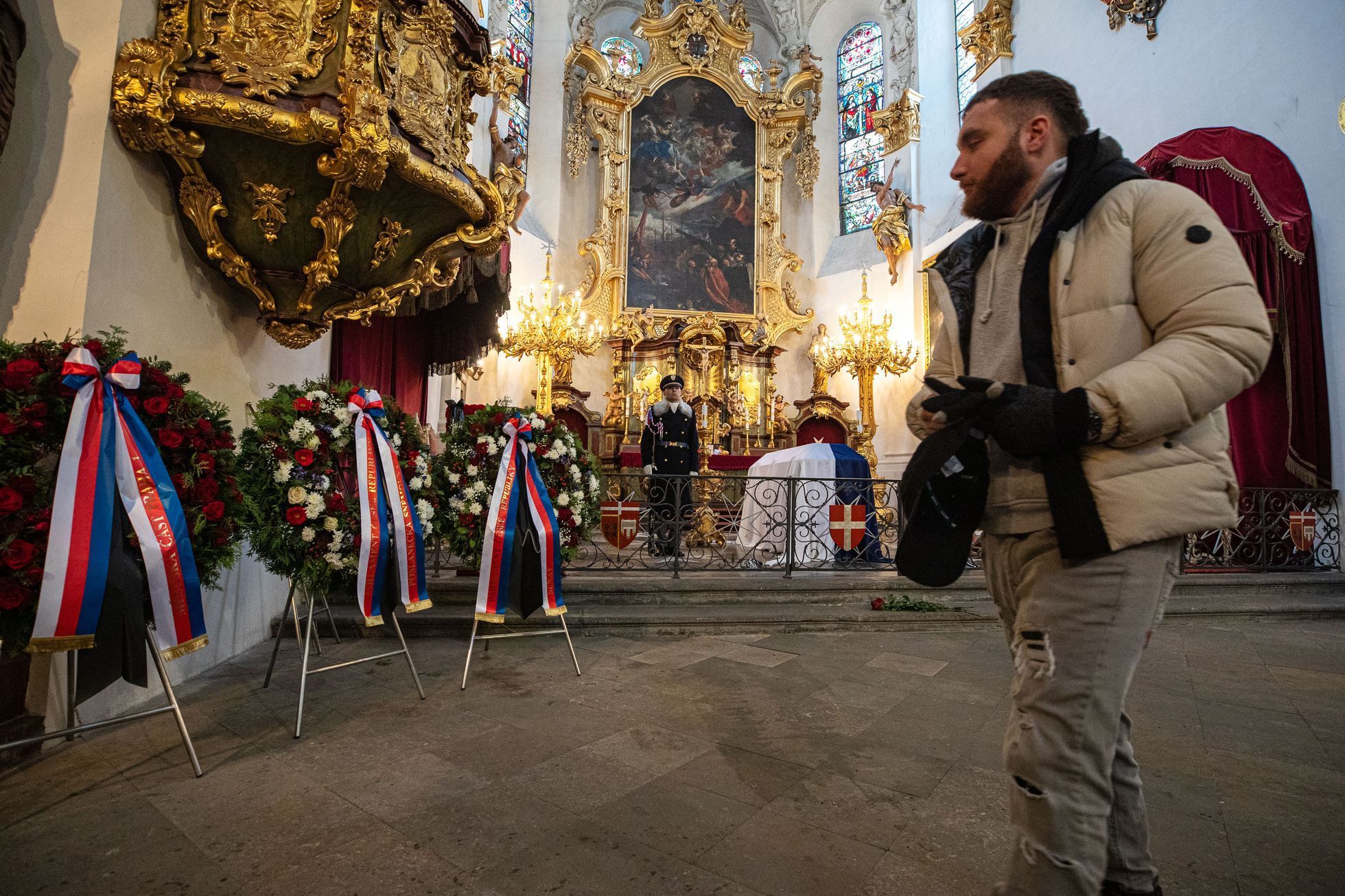 Veřejné rozloučení s Karlem Schwarzenbergem, vystavená rakev v kostele Panny Marie pod řetězem v Praze, Řád Maltézských rytířů