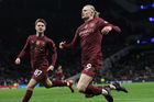 Liverpool znovu zvýšil náskok na Arsenal, Haaland zařídil City výhru nad Tottenhamem