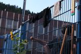 Na plotě se suší hadry potřebé k odstraňování špíny