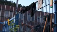 Na plotě se suší hadry potřebé k odstraňování špíny