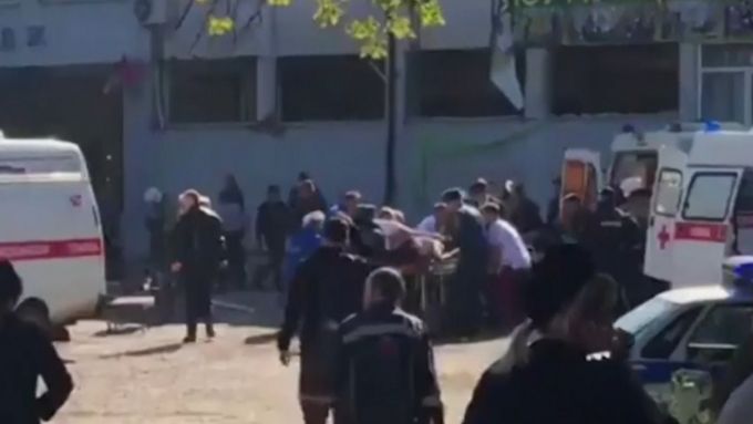 Výbuch ve škole na Krymu si vyžádal mrtvé a zraněné, první záběry z místa