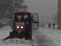 Odklízení sněhu v pražských ulicích.