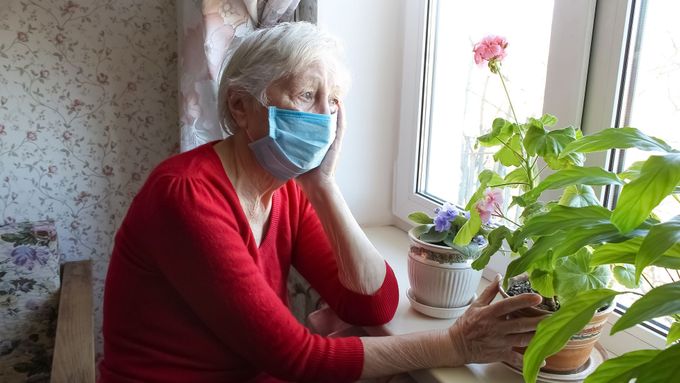 Vláda přichází s návrhem na plošné testování klientů v domovech pro seniory v době, kdy už řada z nich zemřela nebo s koronavirem bojuje v nemocnici (ilustrační foto).