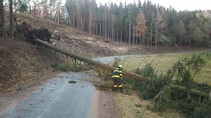 Po bouřkách je bez elektřiny 4300 domácností, nejvíce výpadků je na Zlínsku