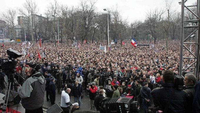 Desítky tisíc Srbů se shromáždily v centru Bělehradu, aby v den pohřbu vzdaly hold jedné z hlavních postav jugoslávské války, Slobodanu Miloševičovi.