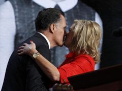 Mitt Romney líbá na nominačním sjezdu svou manželku Ann.