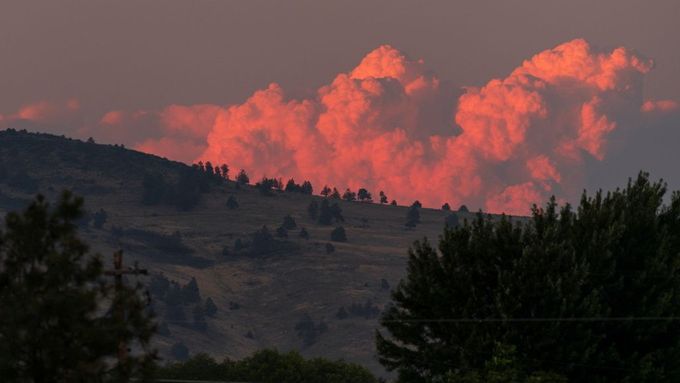 Oheň nazvaný Bootleg Fire (na snímku z Klamath Falls) v Oregonu ve čtvrtek zabíral už 920 kilometrů čtverečních.
