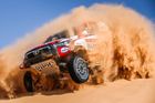 Boj s dunami, kamením i o holý život. To byla první polovina Rallye Dakar