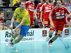 Autor rozhodující branky v prodloužení - Švéd Henrik Quist (vlevo) uniká s míčkem Švýcarovi Christophovi Hofbauerovi za švýcarskou branku.