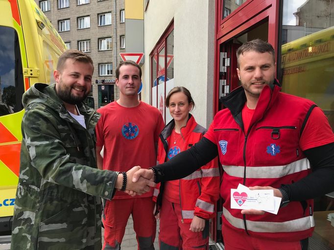 Záchranářiz Liberce děkovali samolepkou těm, kteří jim pomáhají v boji proti covidu.