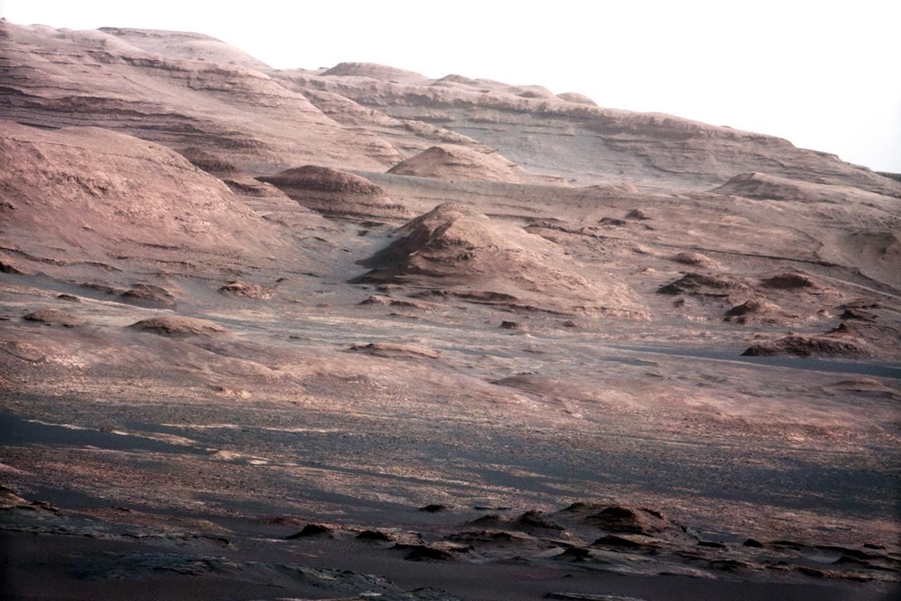 Curiosity už se na Marsu rozkoukala a poslala další snímky