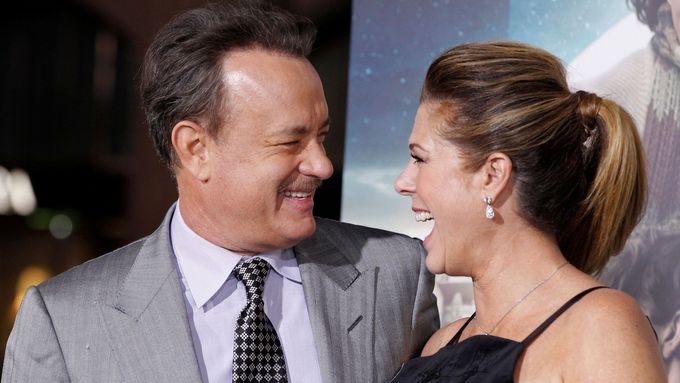 Tom Hanks a jeho manželka Rita Wilsonová na premiéře filmu Atlas mraků v roce 2012