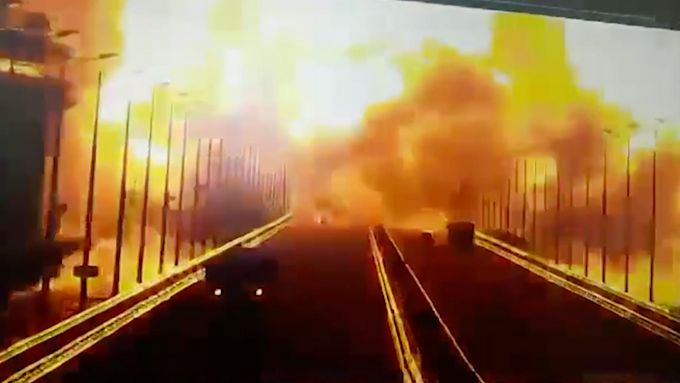 Kamera zachytila mohutnou explozi na Kerčském mostu