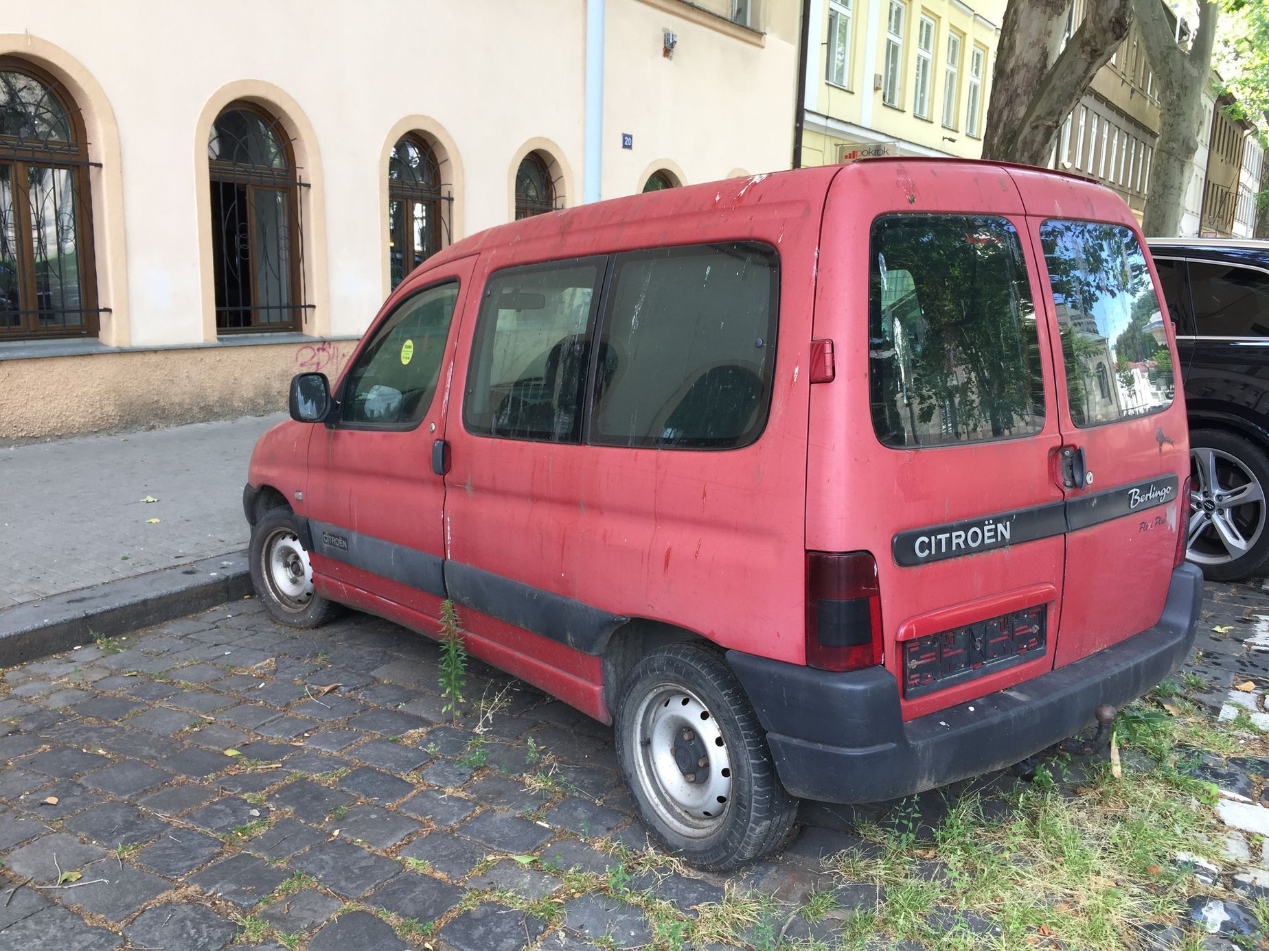 Vraky aut v ulicích Prahy