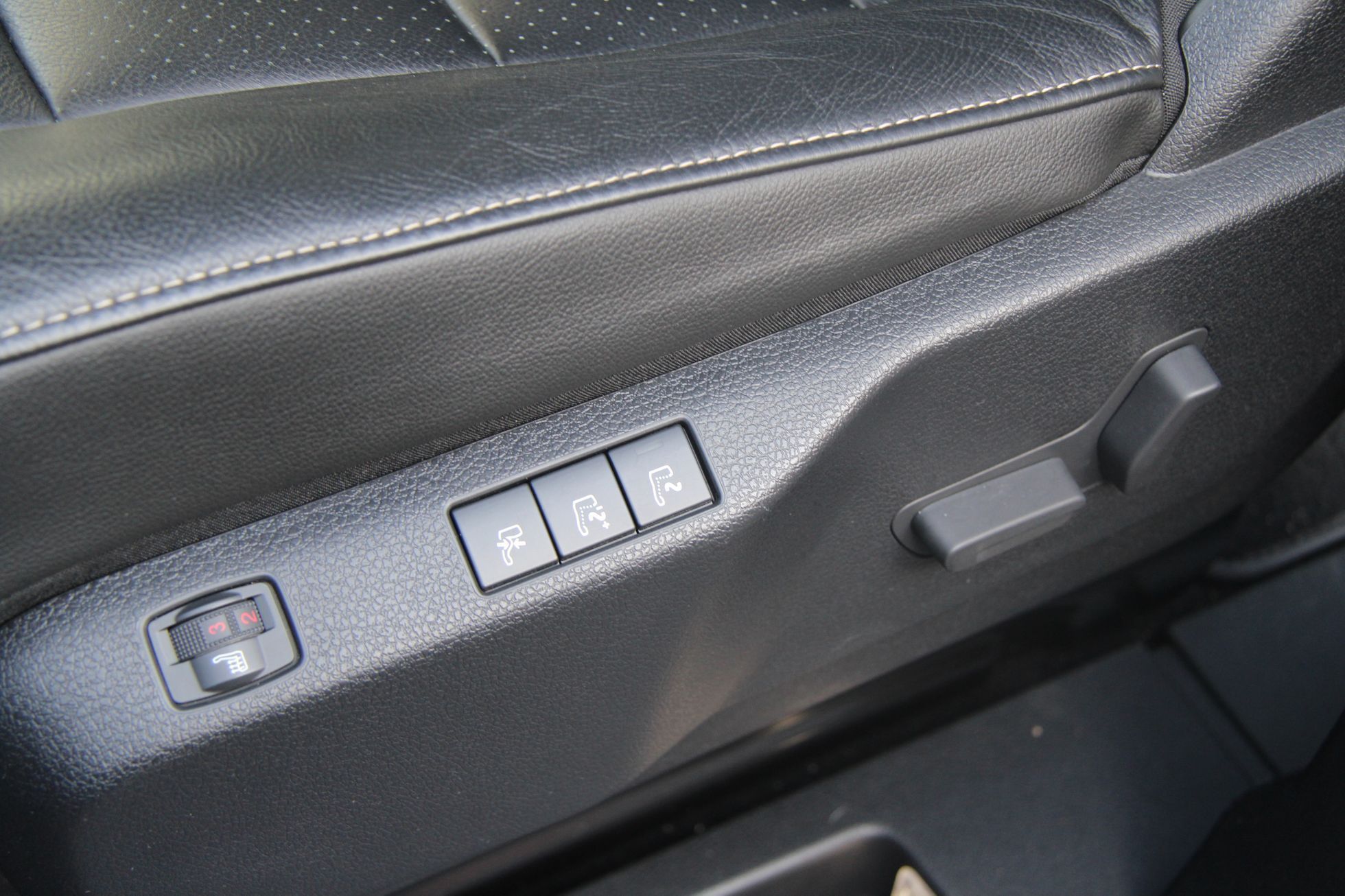 Peugeot Traveller - kožená sedadla - elektrické ovládání