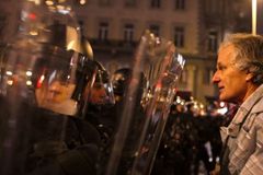 Drsné časy v Maďarsku: Důchodci přijdou o část penzí