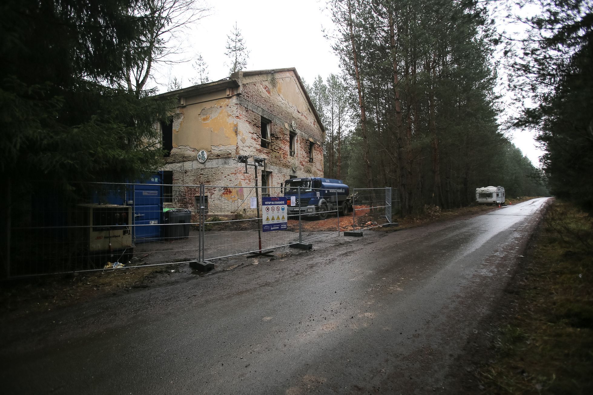 Demolice bývalého generálního štábu Sovětské armády v Ralsku