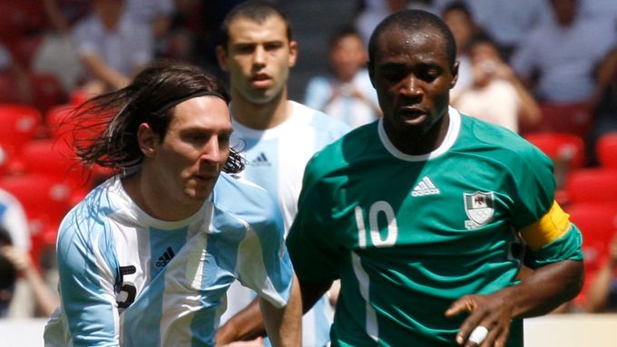 Kapitán Nigérie Promise Isaac (vpravo) ve finálovém utkání OH 2008 v souboji s Lionelem Messim z Argentiny